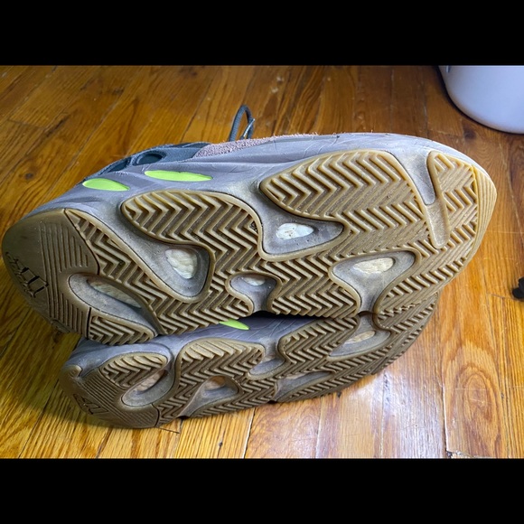 Yeezy 700 - Picture 5 of 10